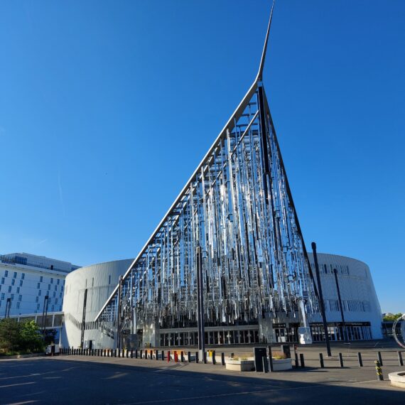 Mobile dreieckige Struktur am Eingang des Pavillons 6 – Paris Expo Porte de Versailles