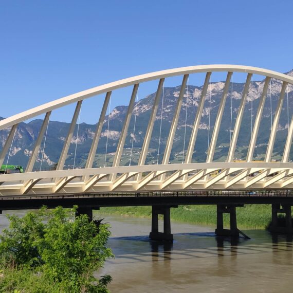 Ponte metallico in acciaio autoprotetto verniciato ad arco con lastra ortotropa