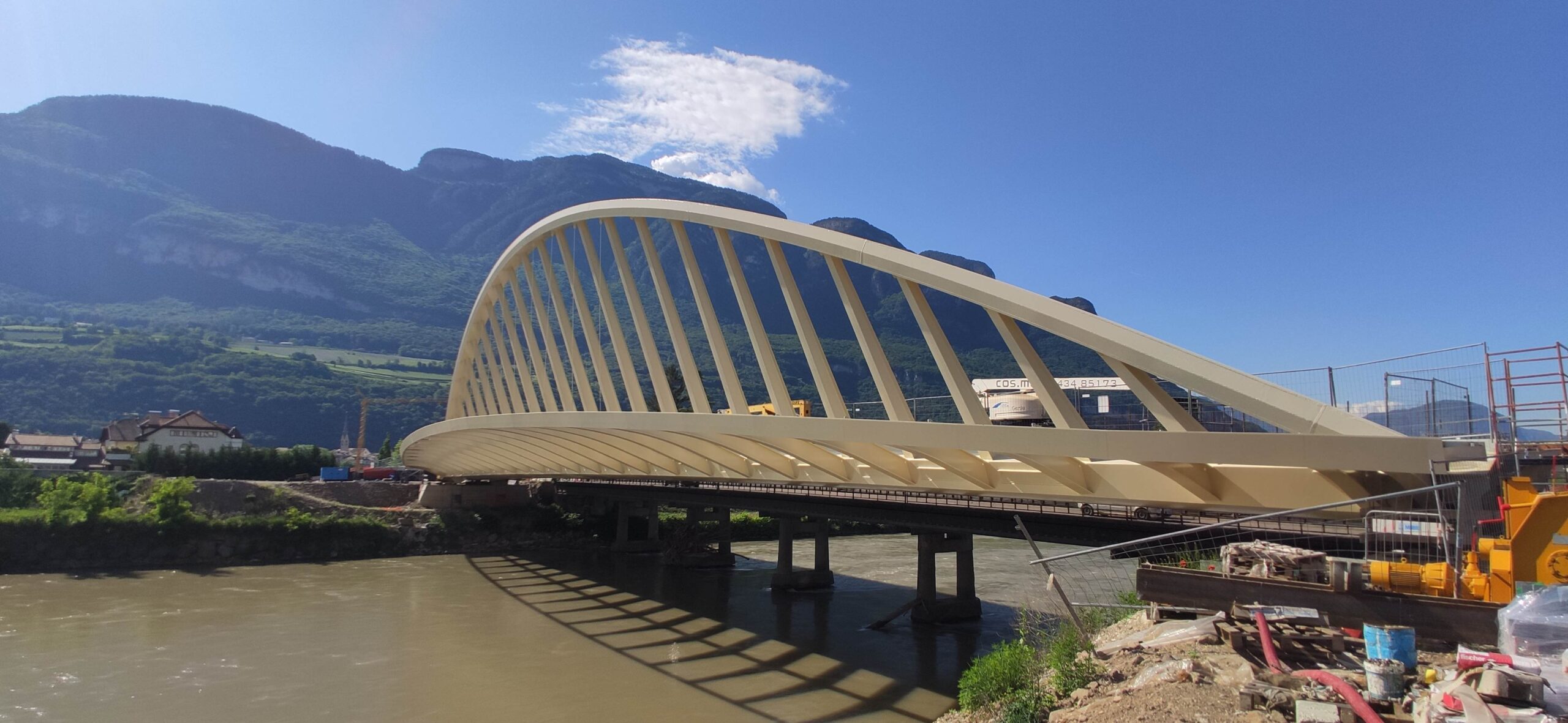 Il nuovo ponte ad arco sul fiume Adige
